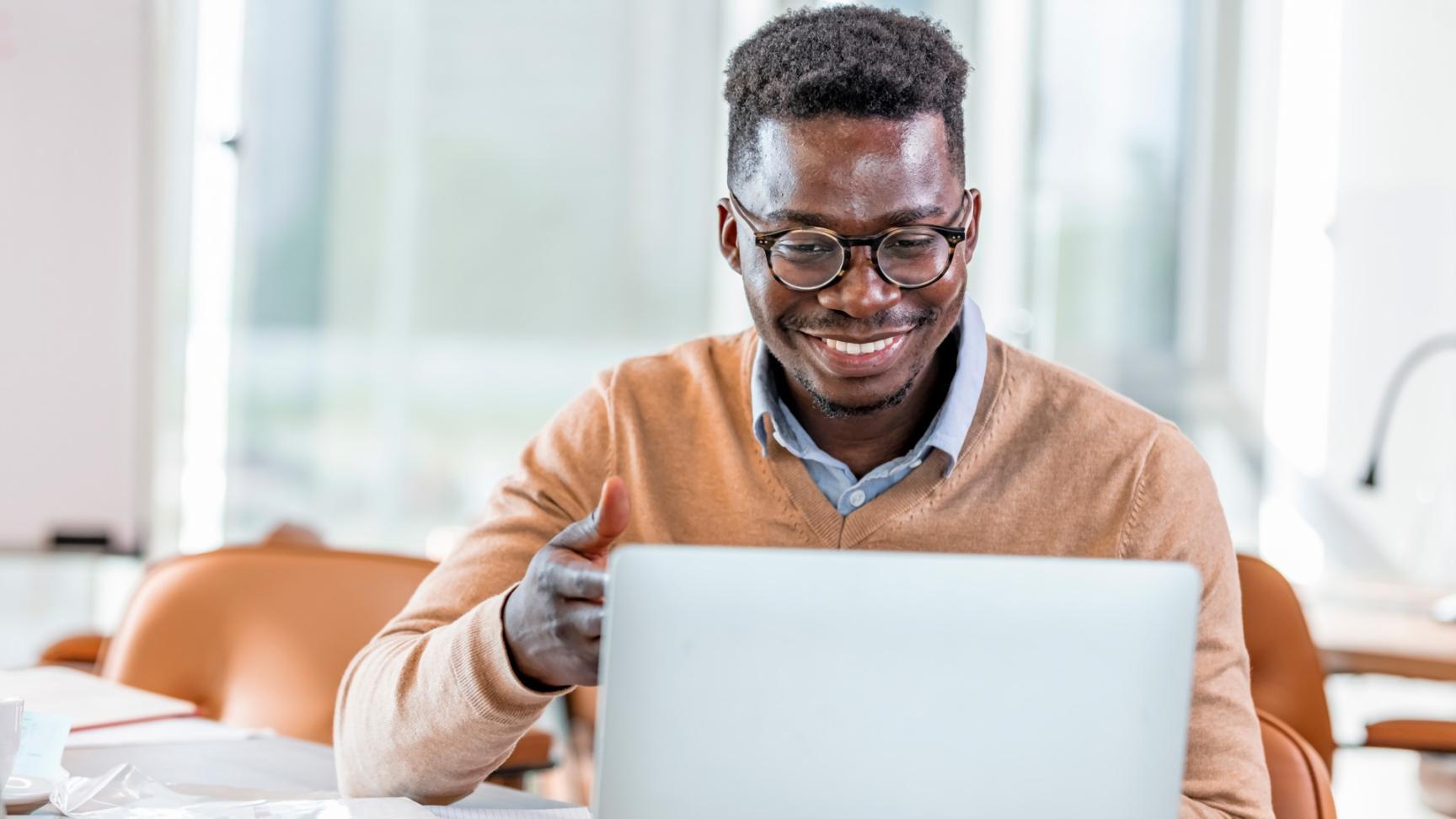 Développeur analysant les performances techniques d'un site